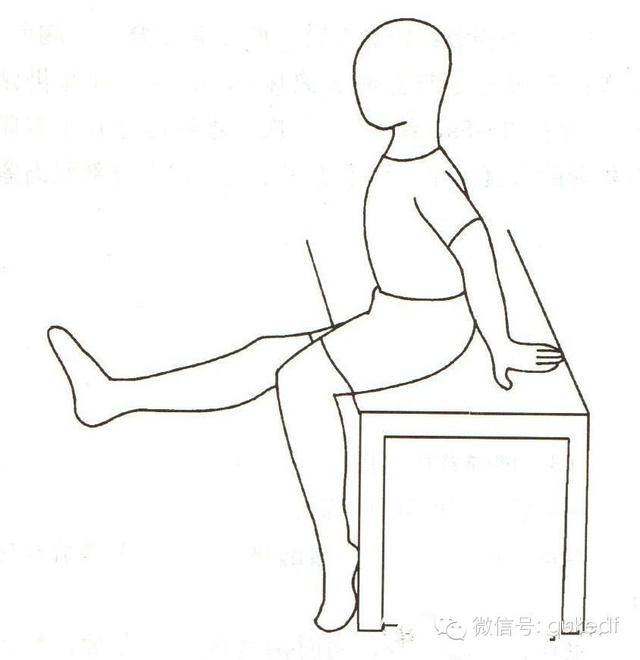 椅坐位或床边坐位,屈膝(90°),小腿下垂.轮流伸展一膝至180°.