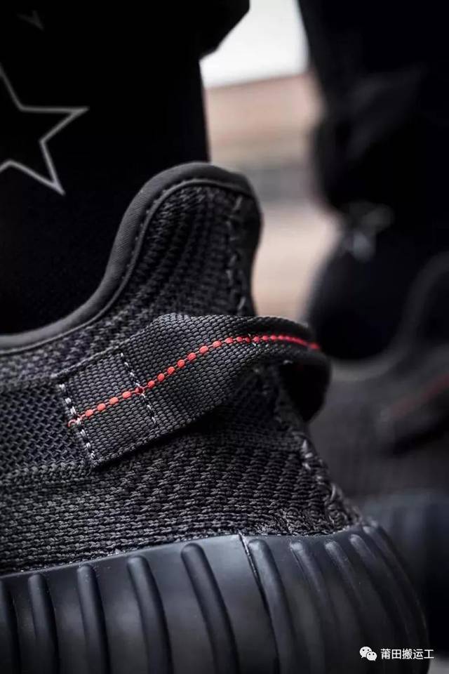 后跟鞋提的红色线条点缀,让人不禁想起初代纯黑 yeezy 350,更具高级感