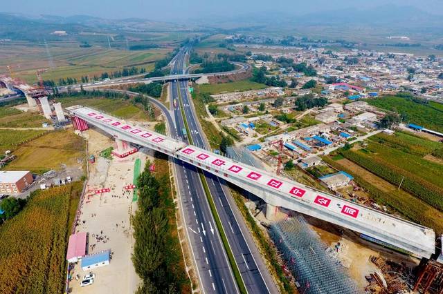北京新机场高速"三线四联"转体桥 开创大规模集群转体先河