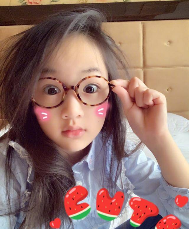 neinei戴眼镜神似小时候戴眼镜的吴尊,唯一的差别就是她没有卧蚕