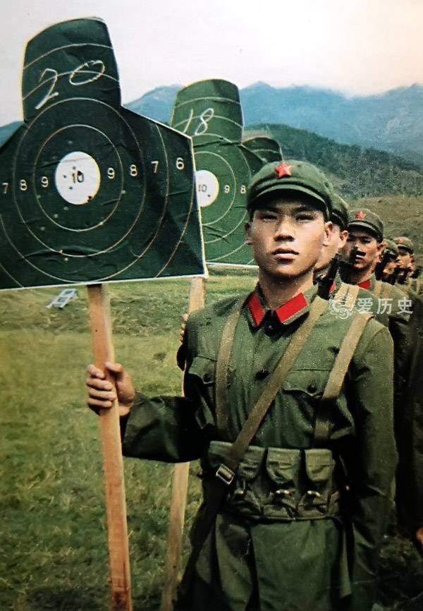 70年代日本人走进中国军营 感叹威武之师 训练场上的标语依然有效
