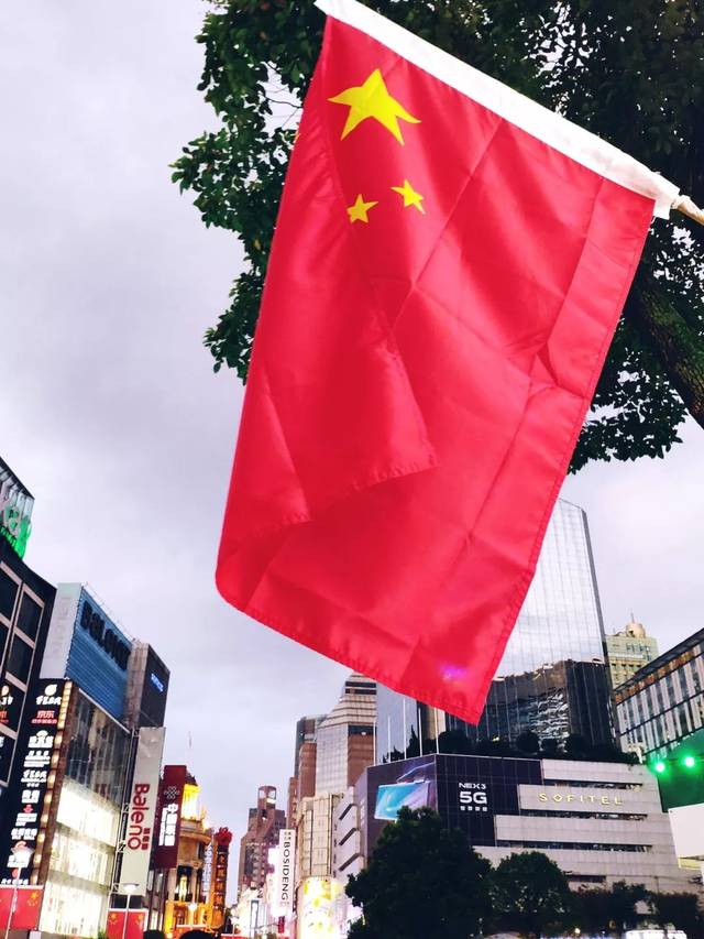 f18052206 黄一珺 红色国旗,搭配蔚蓝天空,象征着中国无限美好的未来