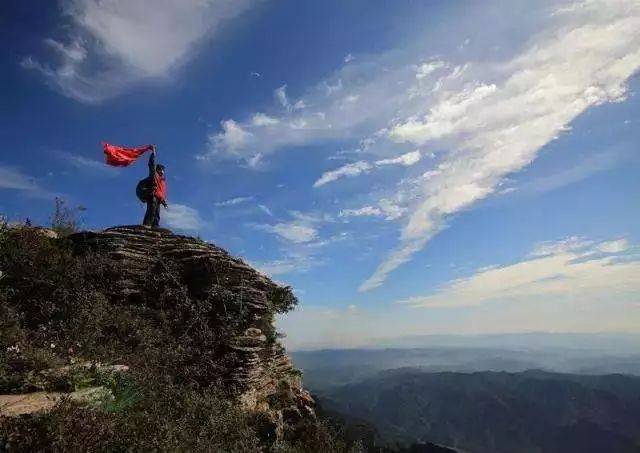 霜降习俗 / 登高远眺 古时霜降时节有登高远眺的习俗.