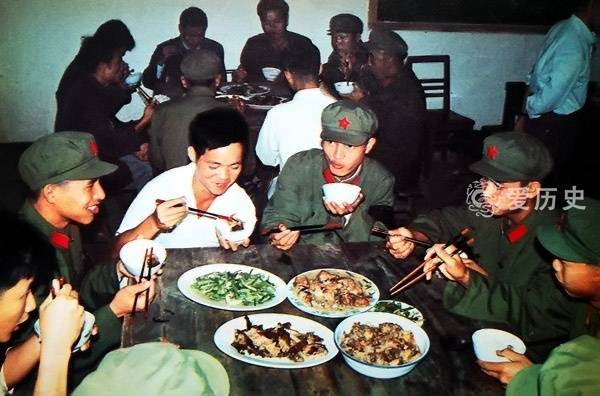 70年代日本人走进中国军营 感叹威武之师 训练场上的标语依然有效