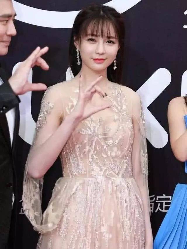 沈梦辰究竟有多撩人?大胆挑战3d隐形礼服,网友:杜海涛眼光真毒