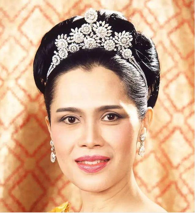 泰国最美王后诗丽吉,老国王因她一夫一妻,坐拥无数华服珠宝