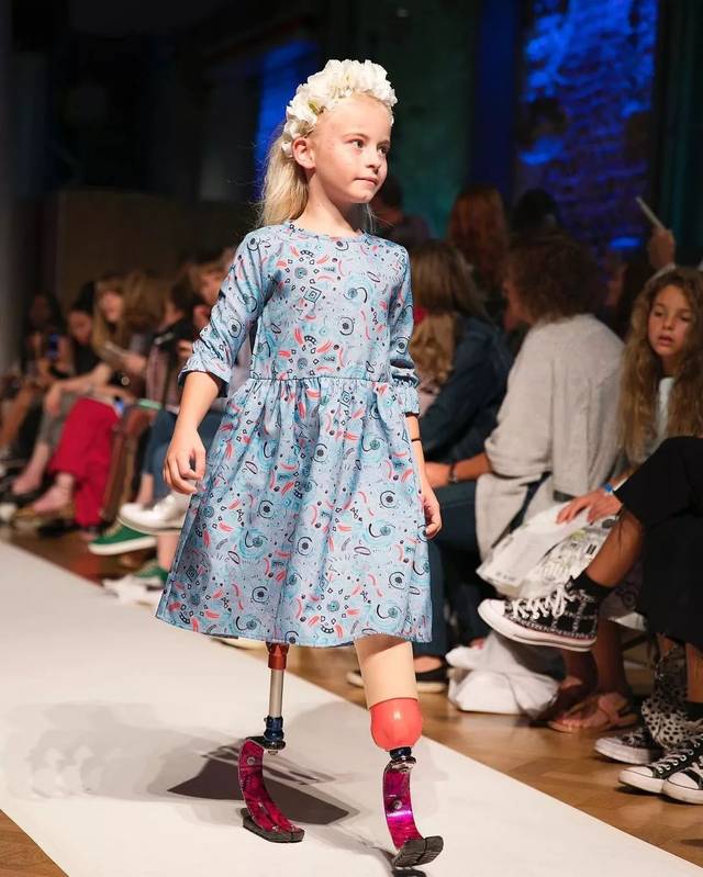 体操,爬山,芭蕾,模特表演样样都来,双腿截肢9岁女孩征服世界!