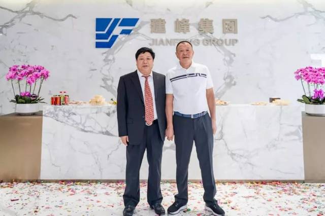 会主席庄其铮先生(左)与中国保利集团总经济师,副总经理王旭先生合影