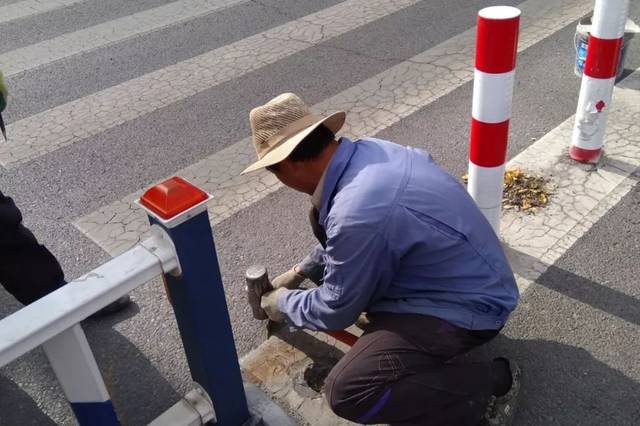 在装有道路隔离护栏处随意掉头?嘉峪关车主注意,这波操作不能学!