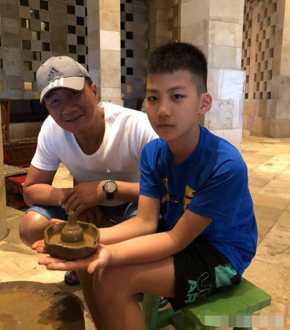 原创胡军夫妻补拍婚纱照,九九和康康当花童,一家四口高颜值令人惊叹