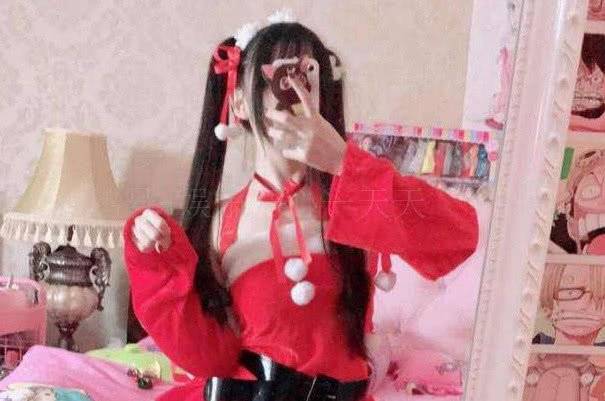 蔡萝莉是男的?你又被骗了,一个细节暴露了真相