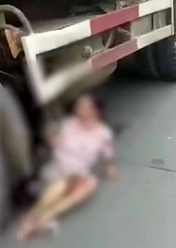 悲惨!坐过站着急下车,女子下公交车瞬间遭货车碾压