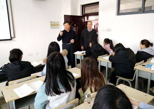 "10秒内砍砸老师9次"四川一初中生在教室内报复班主任