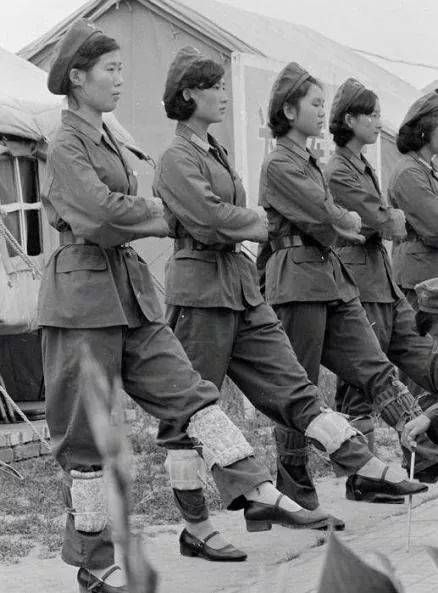 国庆阅兵女兵方队最初着装方案,除领队外均背医药箱,着78式女干部皮鞋