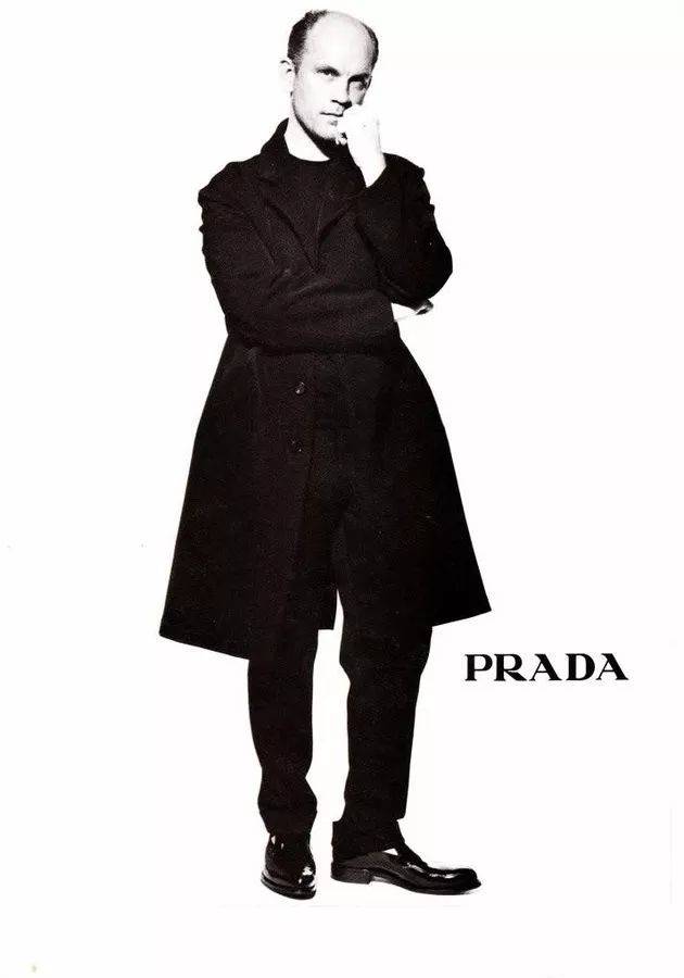 创立于 22 年前的一条红线,连接起 prada 诠释当代的步伐