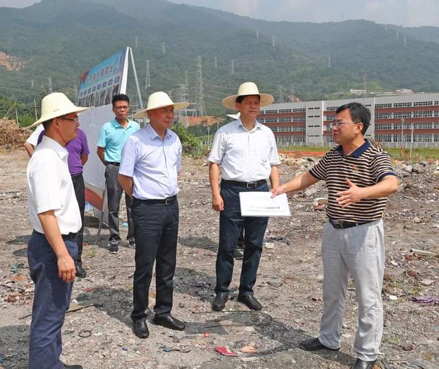 "雁石镇党委书记林德文表示,该镇将举全镇之力,全力确保重点项目如期