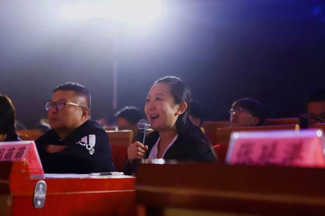评委老师阎萌萌耐心为参赛选手点评