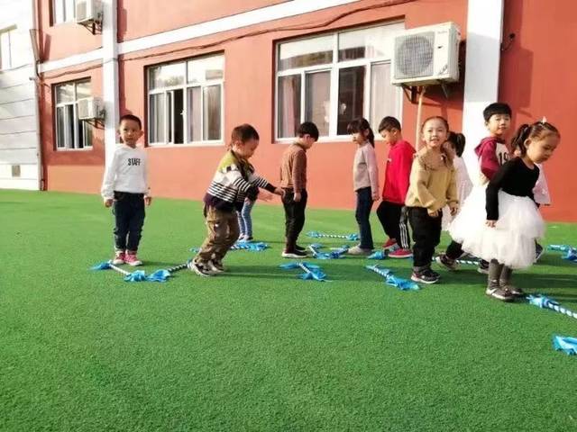 各教研组老师与孩子们共同商量,尝试各种玩法,早操雏形基本完成.