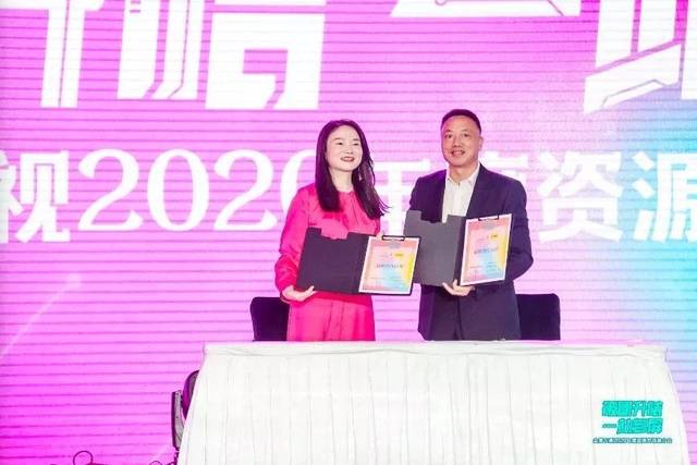 广州汉星文化传播有限公司董事长赵海文女士与金鹰卡通卫视总监罗岚