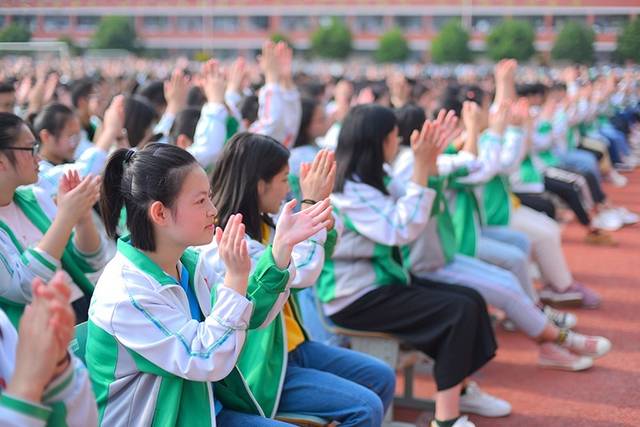 《我要上大学》高考励志演讲走进四川南充十一中