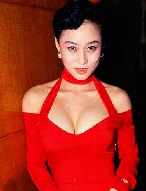 曾让李连杰婚内出轨甘愿去死的利智,生的女儿却丑出天际!