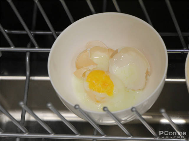 程序完成后,我们打碎鸡蛋,可以看到蛋清还未凝固,蛋黄已经处于凝固