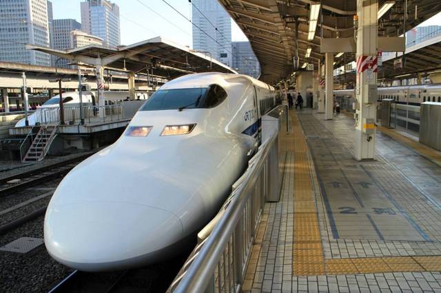 提起高速铁路,我们知道日本是传统强国,而中国则是新兴强国,而现在的