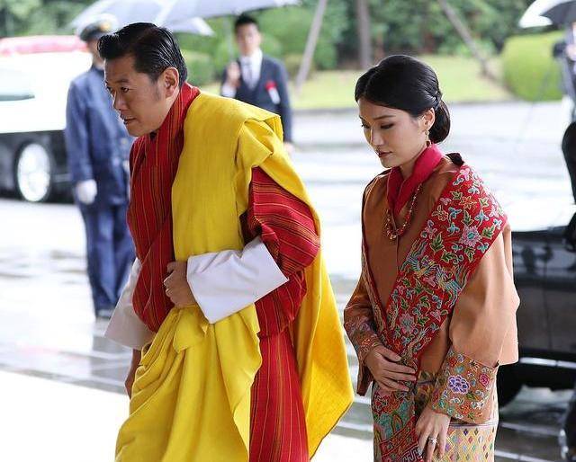 39岁不丹公主穿花衣美得清新脱俗,不输90后王后