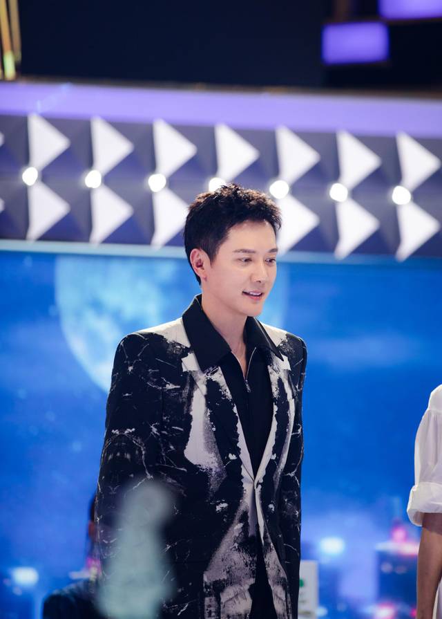 自从和赵丽颖结婚之后,大家看冯绍峰都觉得顺