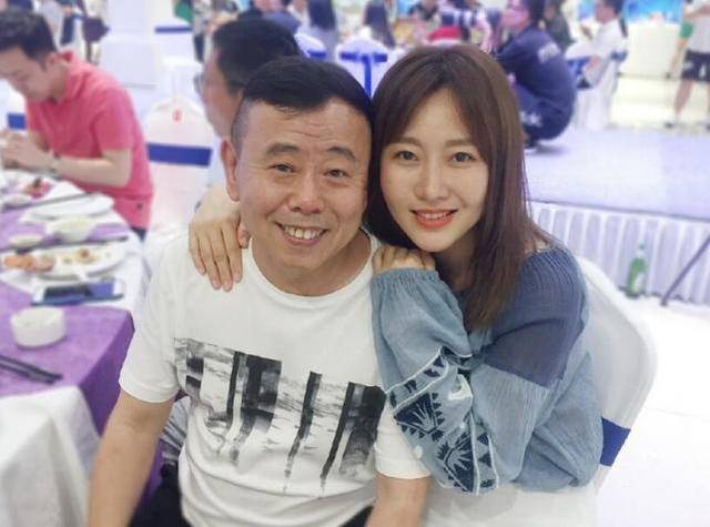 61岁潘长江老婆近照,隐藏了整整37年,网友:貌美如花