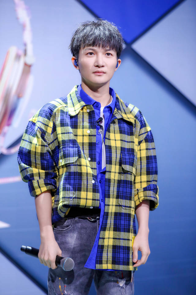 周深亮相《我们的歌》搭档李克勤 天籁音色诠