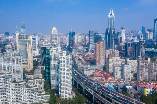 航拍上海延安东路与南北高架立交桥,蜿蜒盘旋很壮观