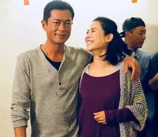 古天乐和宣萱恋情坐实?两人聚会上贴耳热聊,宣萱眼神满是柔情