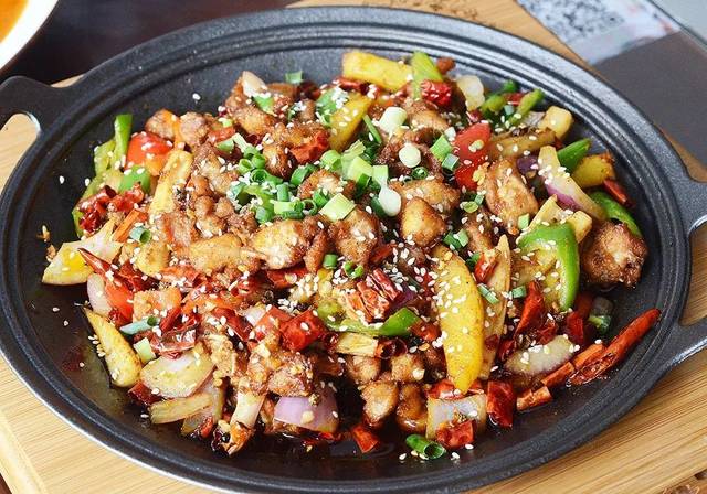 干锅的做法使得兔肉特别干香滋润,外酥内嫩