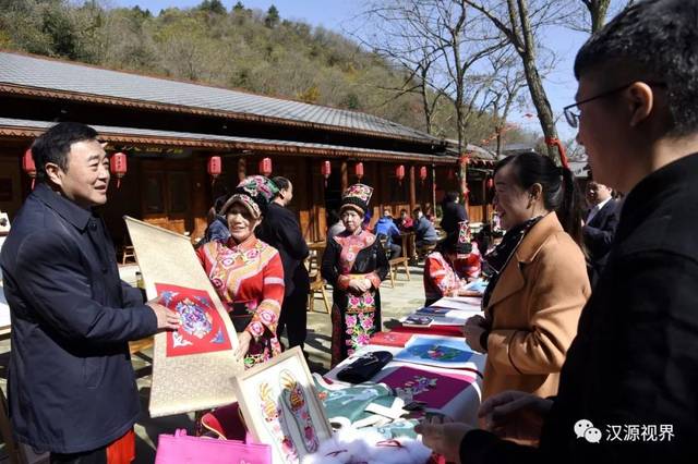 参加活动的人员在中国·宁强第二届羌族文化旅游节现场了解羌绣旅游