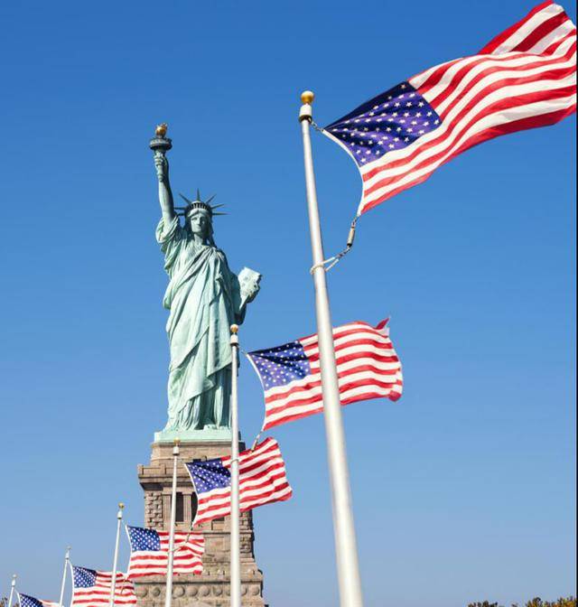 被美国国旗包围的自由女神像