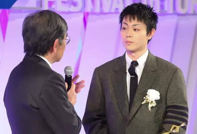 菅田将晖与横滨大奖同框,2019东京电视剧流星下载手机电视剧网盘资源下载迅雷揭晓图片