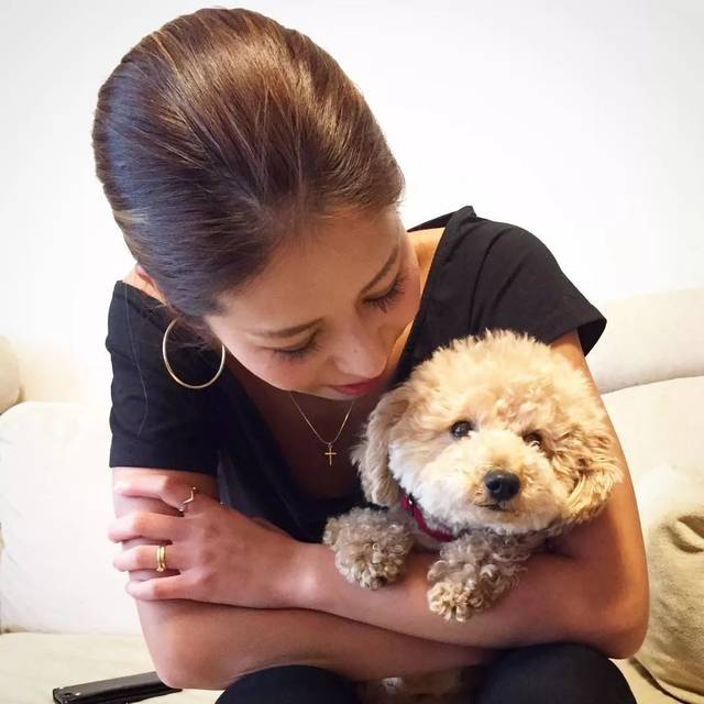 各种姿势抱狗睡 不光孩子抱狗 狗狗也要抱着孩子睡 在大女儿出生后