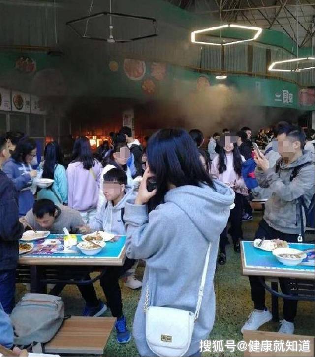 西华大学食堂着火,现场浓烟滚滚,同学见此情景没有慌乱