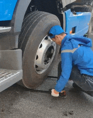 轮胎拆卸与安装:驾驶员需在   分钟内完成备胎与需更换轮胎的拆卸与