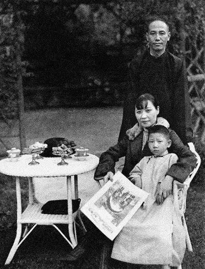 1926年,蒋介石到上海孔祥熙寓所做客,孔夫人宋霭龄全力赞成他们的婚姻