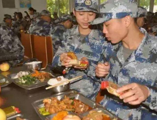 原创军人在部队食堂吃饭,为什么从来不敢浪费?看完处罚你也不敢