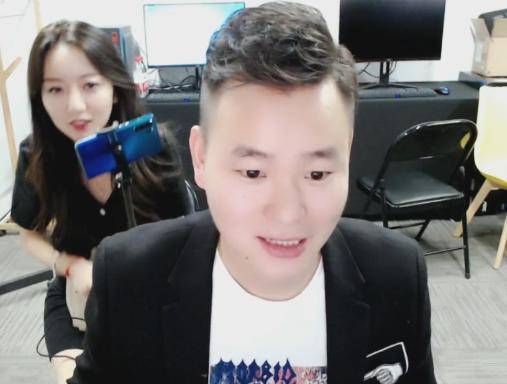 美女现身虎牙狂人直播间,知道一件DNF装备价