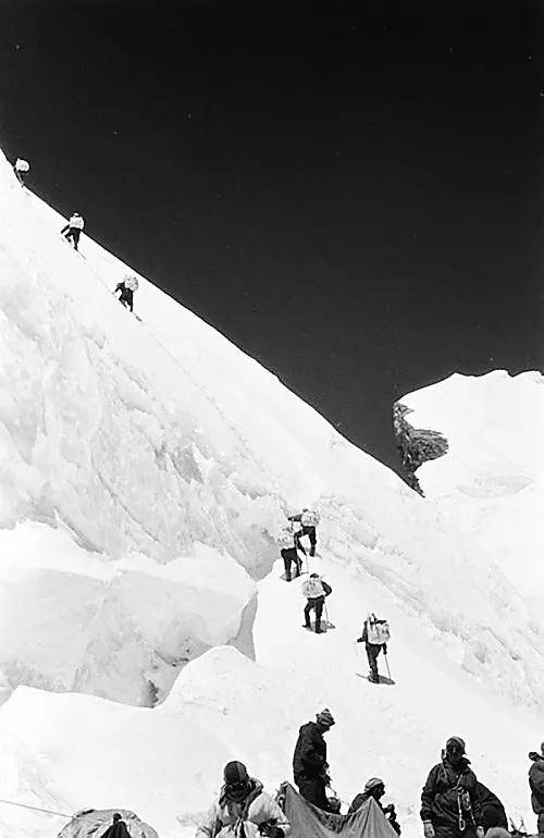 1960年5月,我国登山队队员在攀登珠峰"北坳"冰坡60度的陡壁.