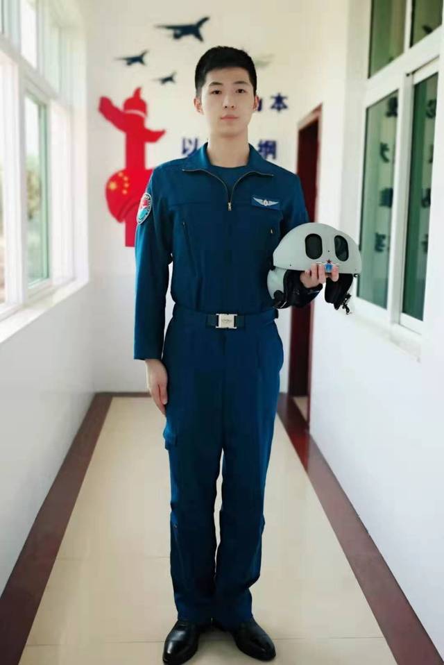 这两个家庭荣获"空军飞行员光荣家庭"牌匾,看看他们家孩子有多帅!