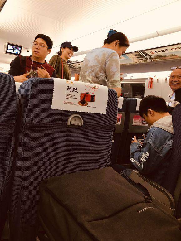 郎平现身上海看牙!牙科医生细心为她诊治 还送