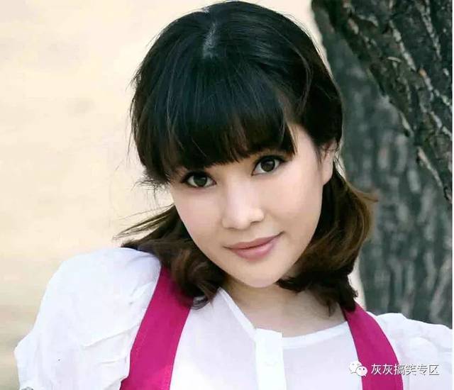 刚开始还是偷偷摸摸,随后戴志诚与妻子杨蕾离婚,半年后侯耀文与袁茵