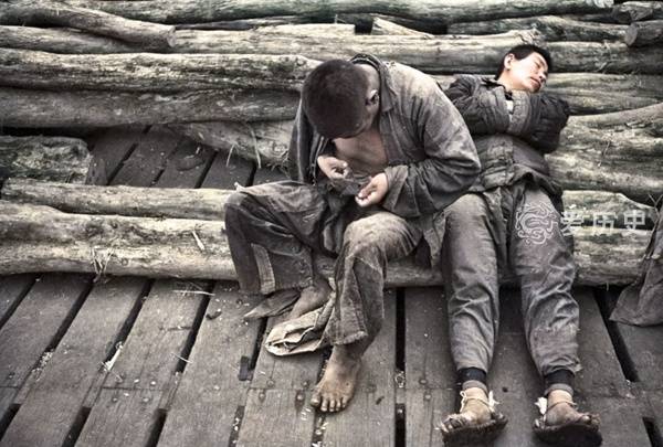旧上海贫民区上色彩照:住滚地龙的底层百姓 走出传奇的上海大亨