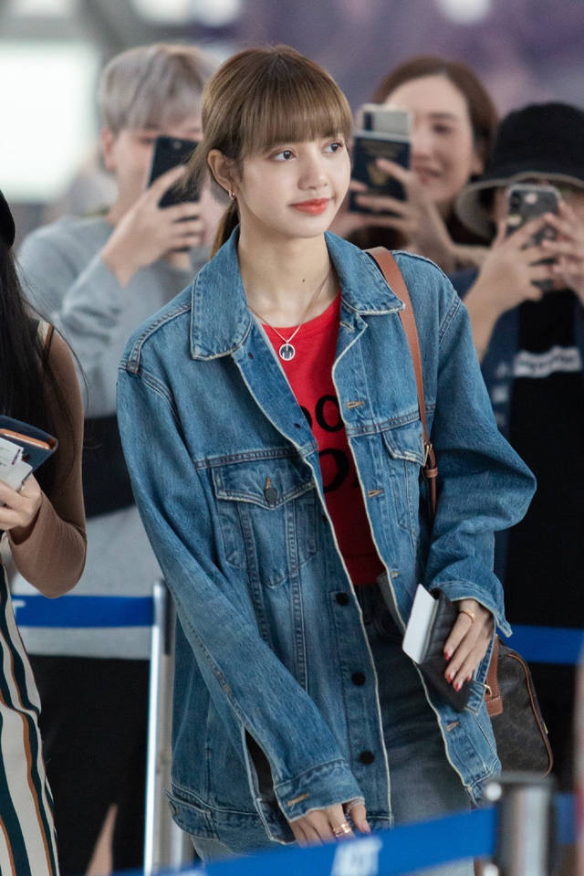 lisa扎低马尾现身机场,低马尾的她是很好看,不过却便宜了一位大叔