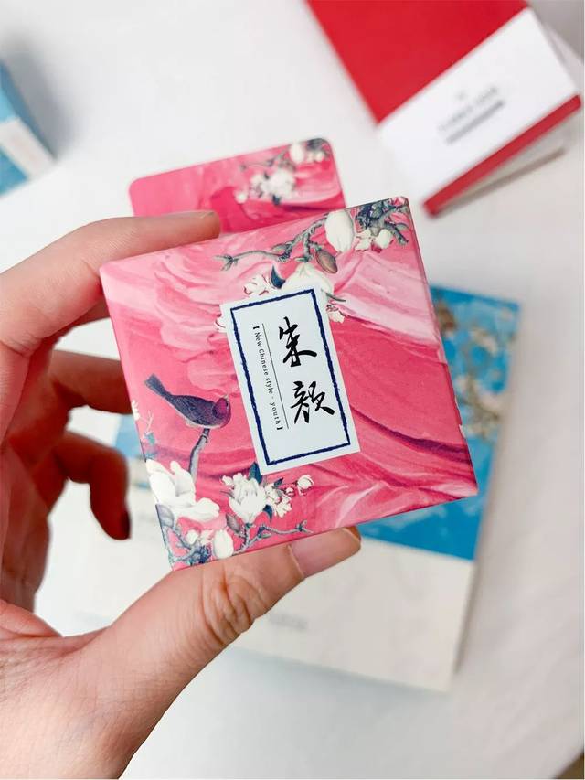 品牌还推出一些周边产品 以"青黛"和"朱颜"为名的和纸胶带 茶颜悦色&